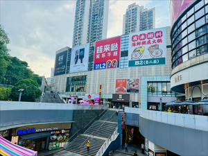 商場(chǎng)外墻廣告巨幅是什么材質(zhì)？